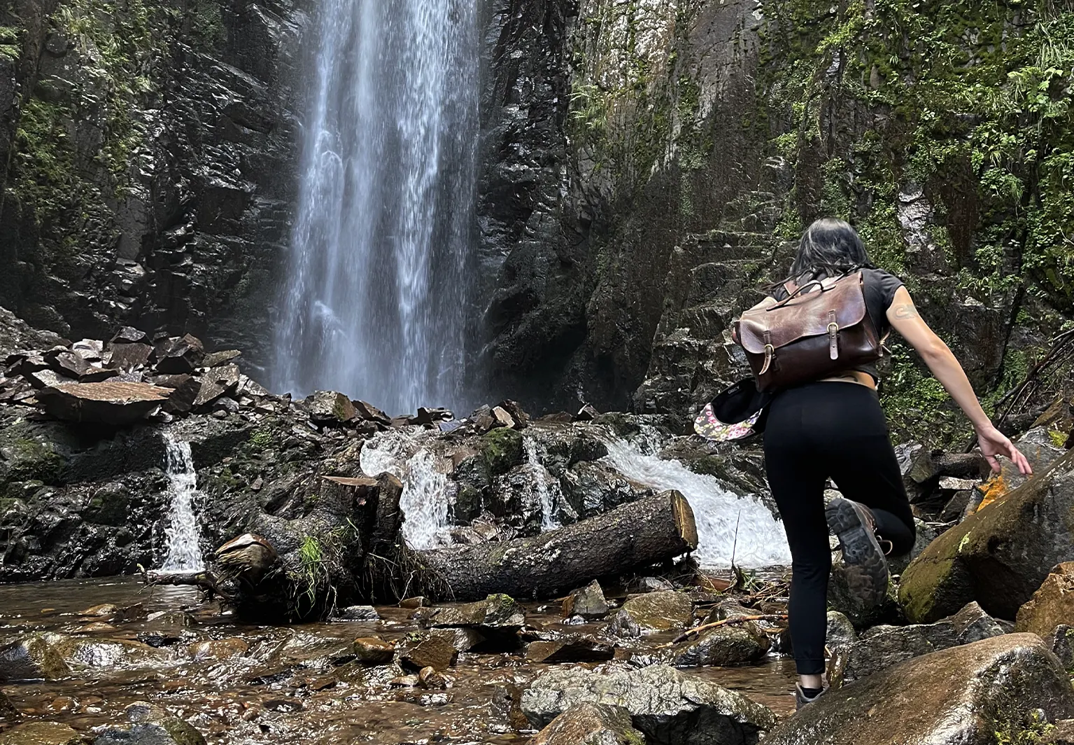 Francesca cammina con uno zaino verso la cascata del Lupo, nel comune di Bedollo, in Trentino. Foto del blog Nomadyae.